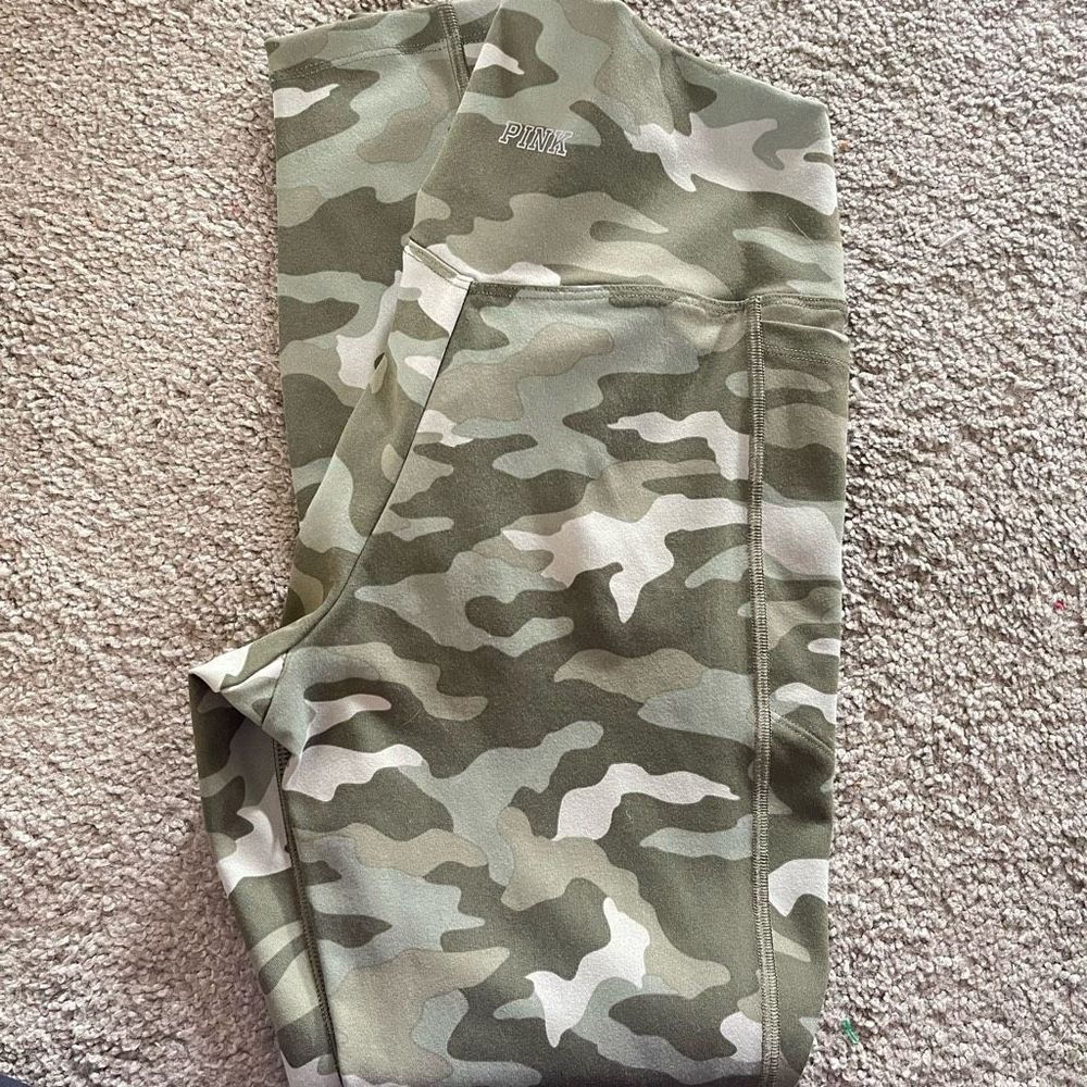 PINK Victoria’s Secret Ultimate High Waisted Camo Leggings Size Small